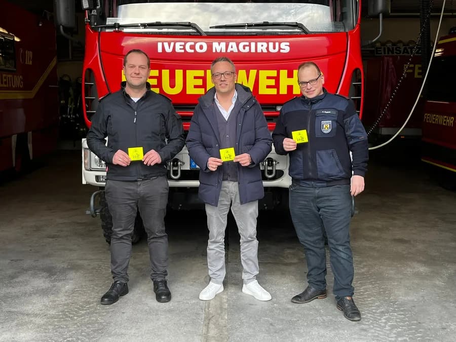 Lebensretter im Kleinformat: Feuerwehr führt "Kinderfinder"-Aufkleber ein